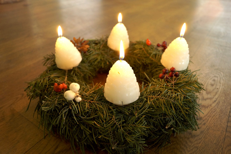 Ein persönlich gestalteter Adventskranz mit selbstgegossenen Kerzen 