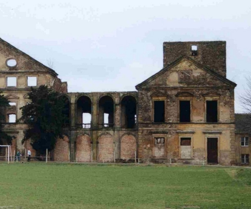 Abbildung des Nordflügels von Schloss Hundisburg als Ruine 