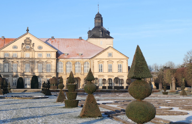 Bild vom Schloss Hundisburg mit dem Haus des Waldes in der Wintersonne 