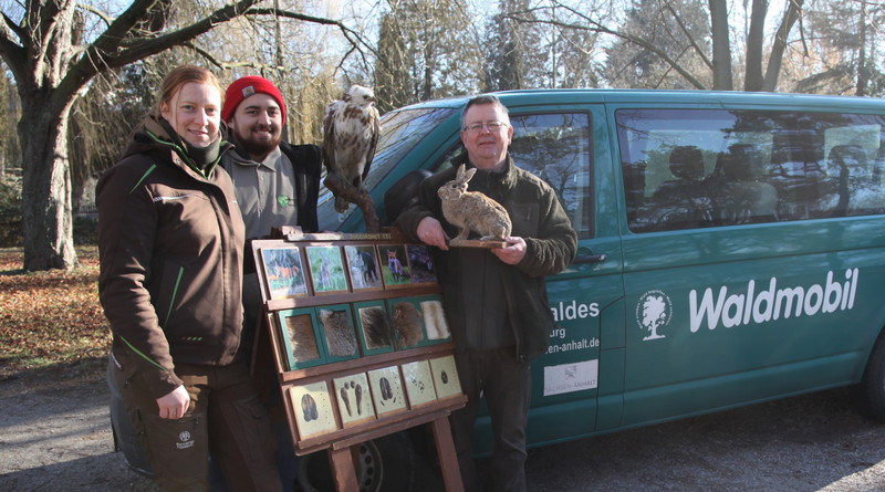 Abbildung von Waldpädagogen vor dem Waldmobil 